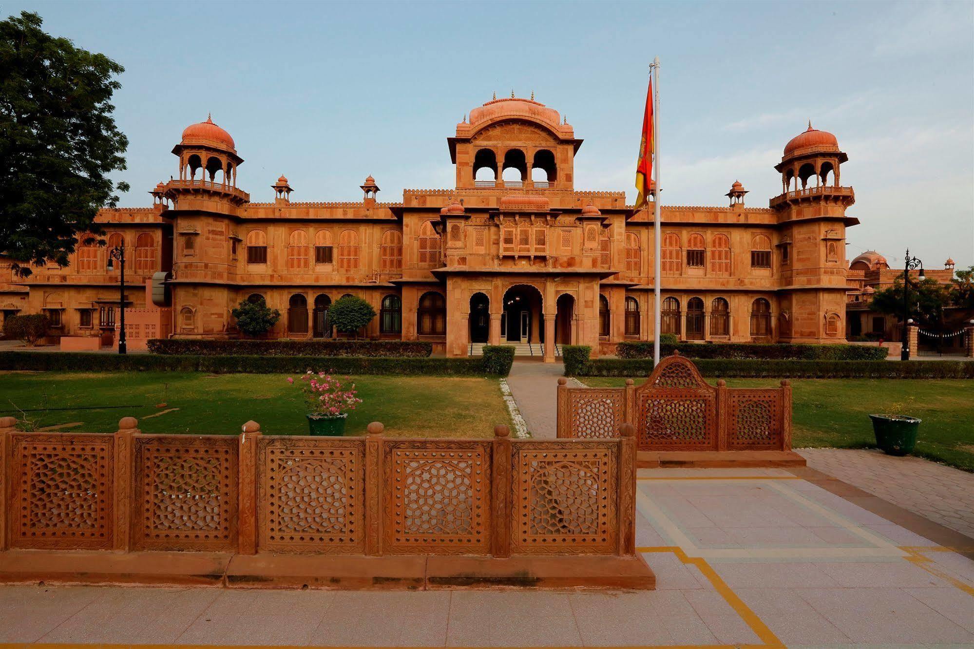 The Lallgarh Palace A Heritage Hotel Bikaner Bagian luar foto